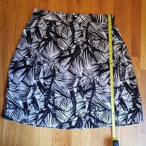Womens 2X Black and White Tropical Print Skirt